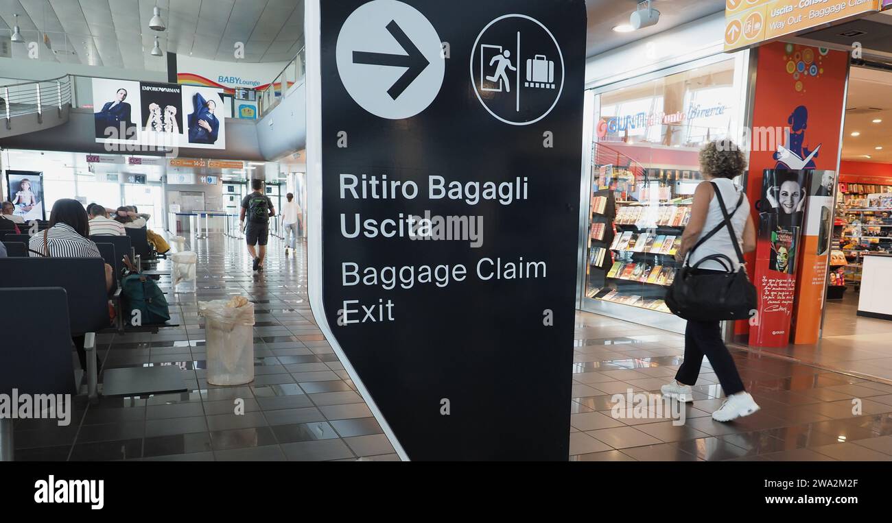 CASELLE, ITALIA - CIRCA GIUGNO 2022: Uscita ritiro bagagli Ritiro Bagagli Uscita Translation Foto Stock