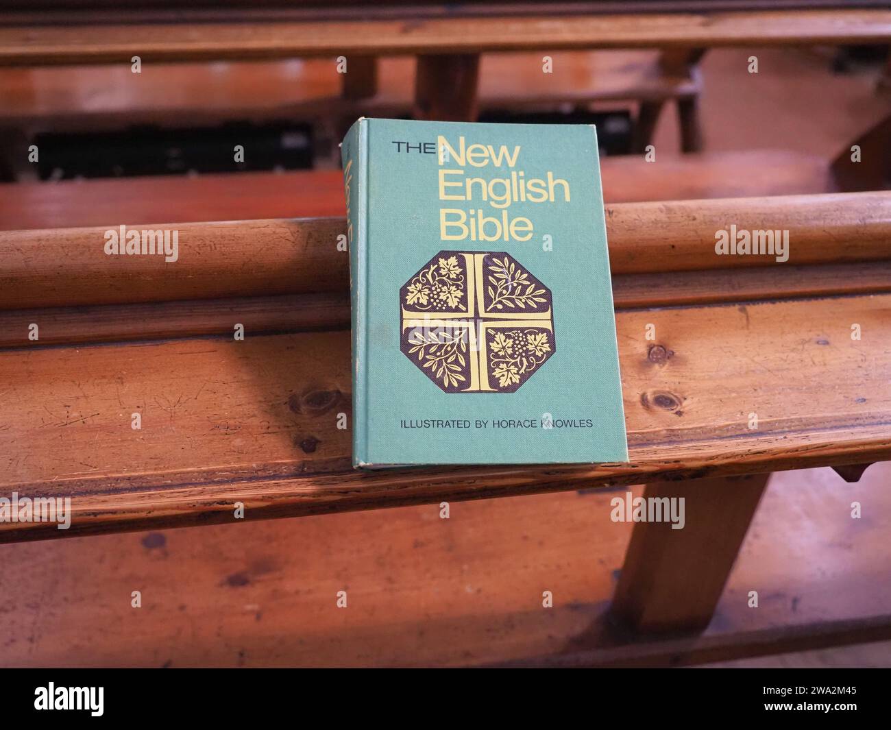STONEHAVEN, Regno Unito - 14 SETTEMBRE 2023: The New English Bible Illustrated by Horace Knowles Foto Stock