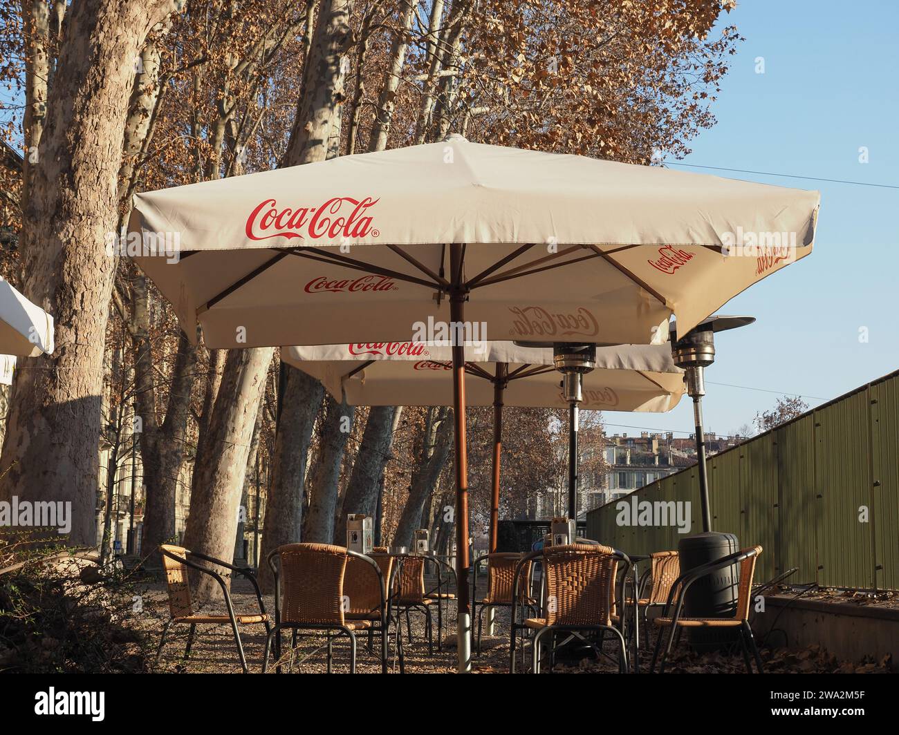 TORINO, ITALIA - FEBBRAIO 2023 CIRCA: Firma Coca Cola sull'ombrello bar all'aperto Foto Stock