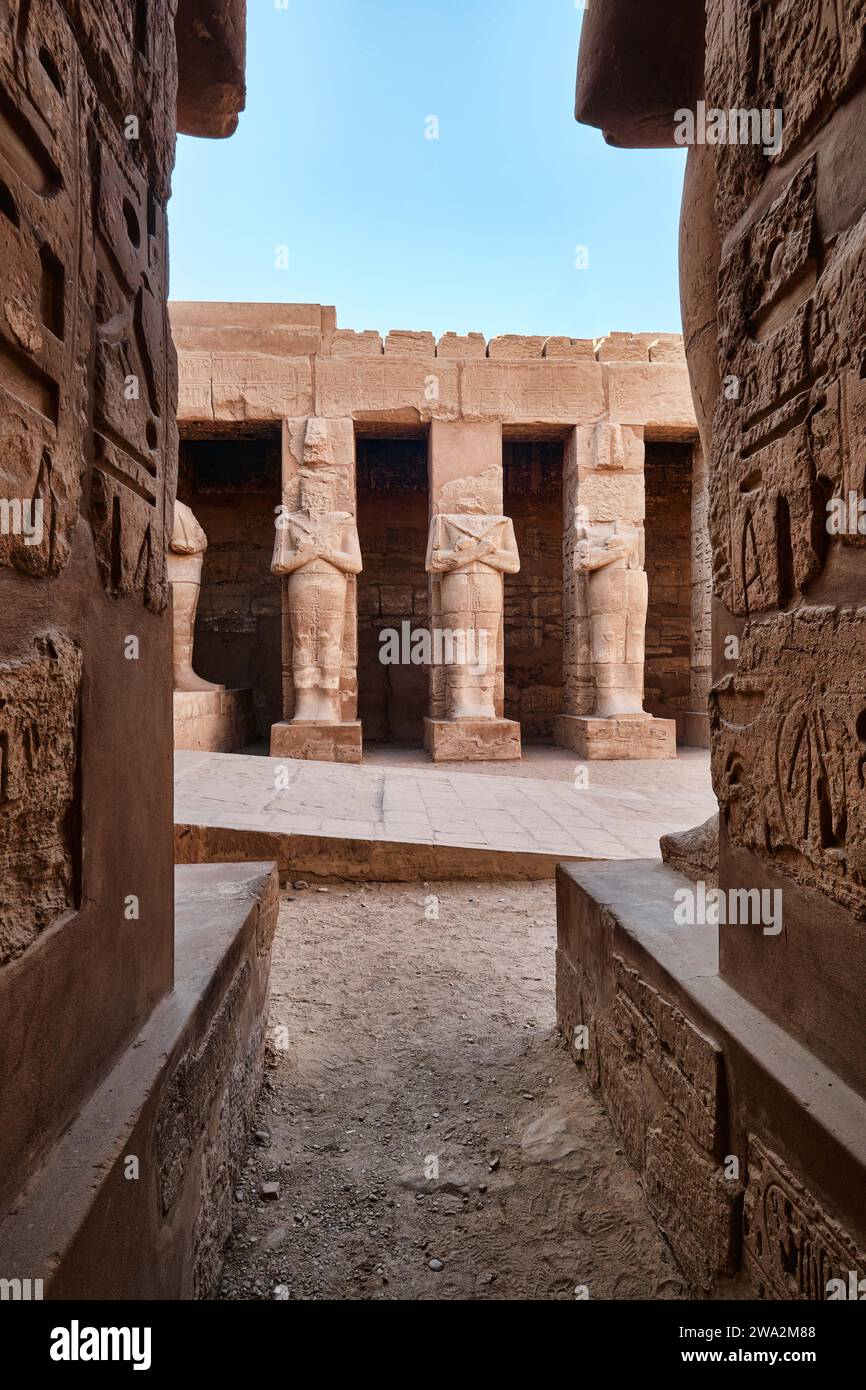 Luxor, Egitto - dicembre 26 2023: Tempio di Ramses III, statue di Ramses al tempio di Karnak Foto Stock