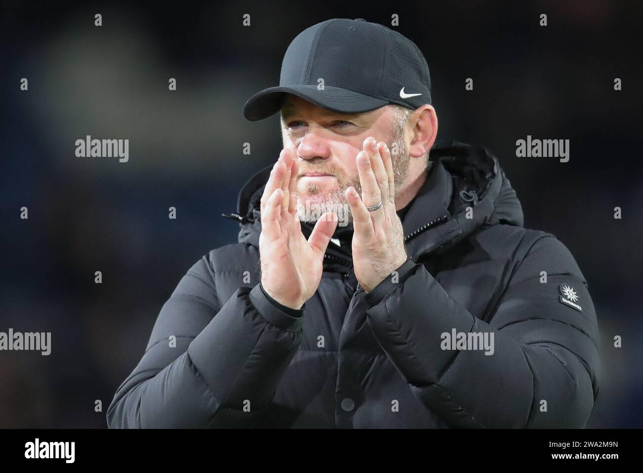 Wayne Rooney manager del Birmingham City applaude le mani e applaude i tifosi al suono dei boos a tempo pieno dopo la partita del campionato Sky Bet Leeds United vs Birmingham City a Elland Road, Leeds, Regno Unito, 1° gennaio 2024 (foto di James Heaton/News Images) Foto Stock