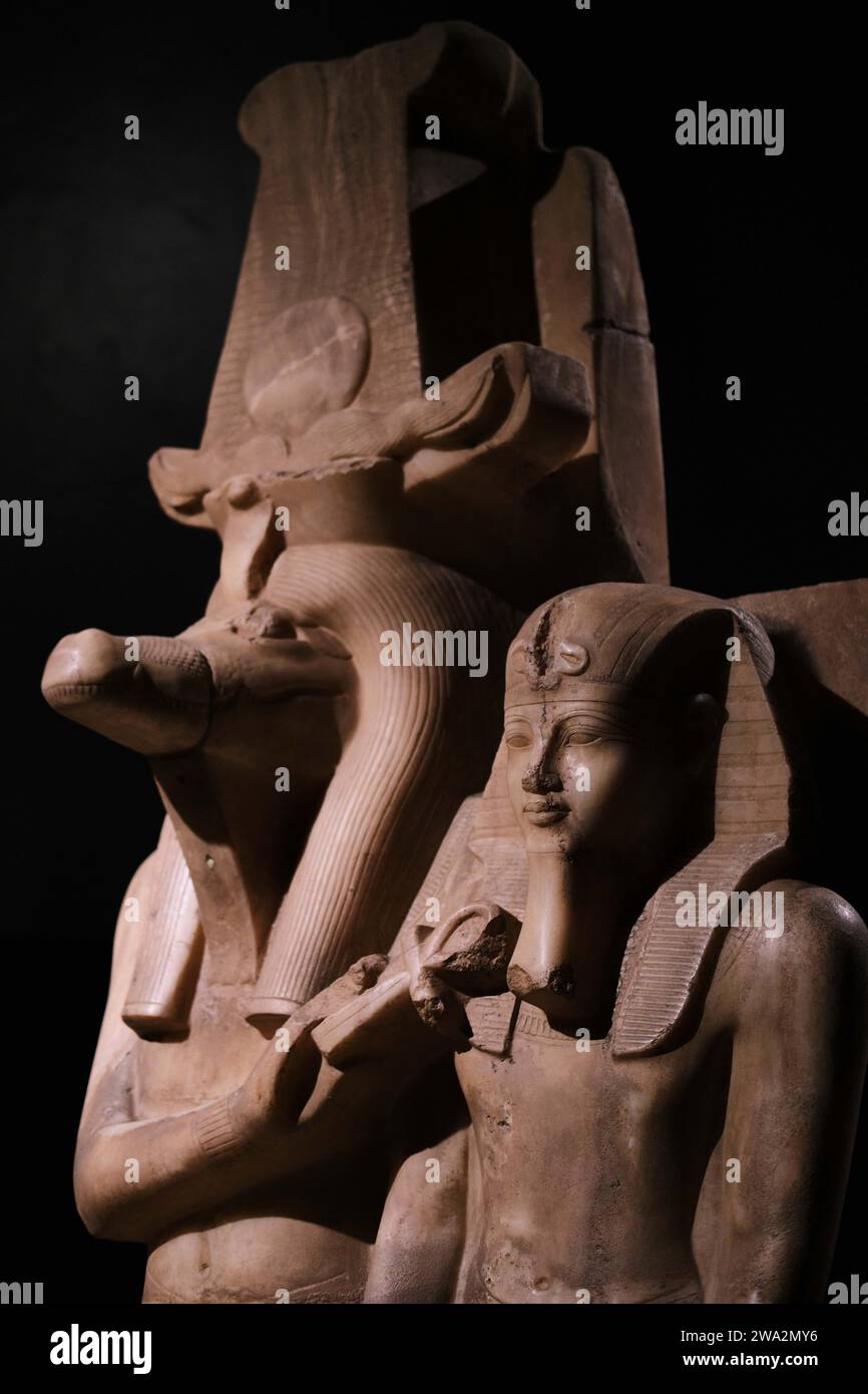 Luxor, Egitto - 2 gennaio 2024: Il coccodrillo a capo della divinità Sobek e Amenofi III nel Museo di Luxor Foto Stock