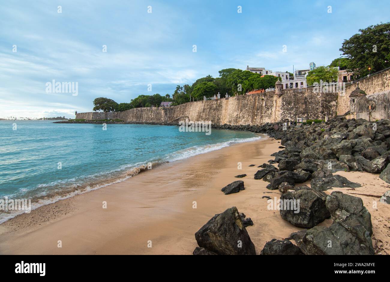 Mura storiche della città lungo la costa di San Juan, Puerto Rico. Foto Stock