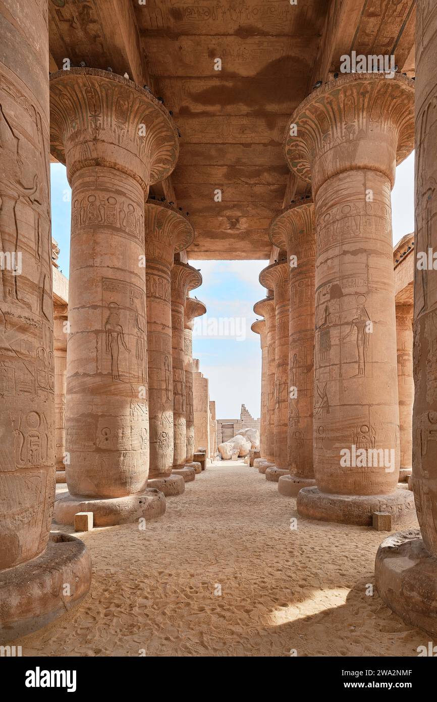 Luxor, Egitto - dicembre 2023: Il Ramesseum è il tempio commemorativo o tempio mortuario del faraone Ramses II Si trova nella necropoli di Tebe Foto Stock
