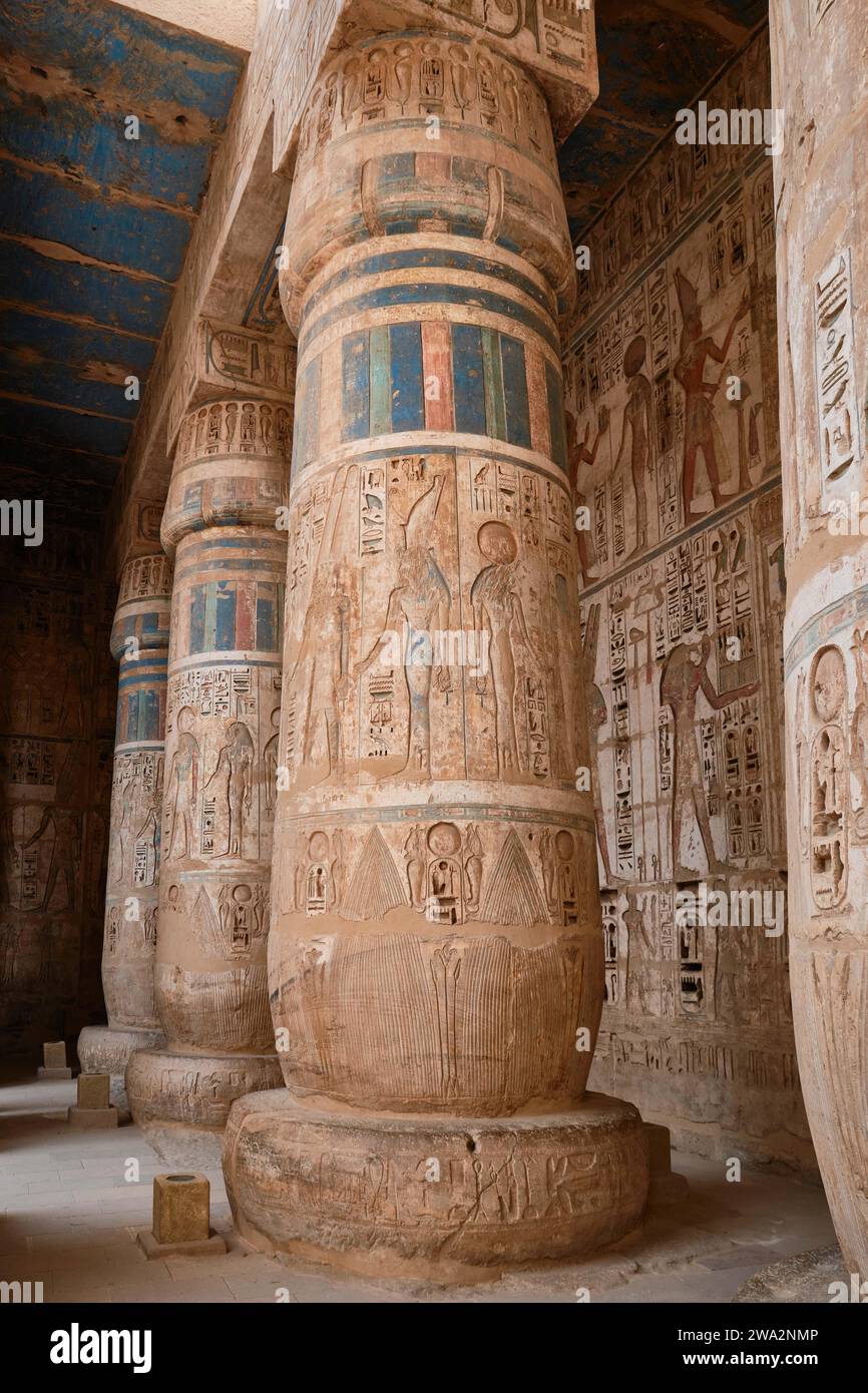 Luxor, Egitto - dicembre 26 2023: Tempio funerario di Ramses III nel complesso Medinat Habu Foto Stock
