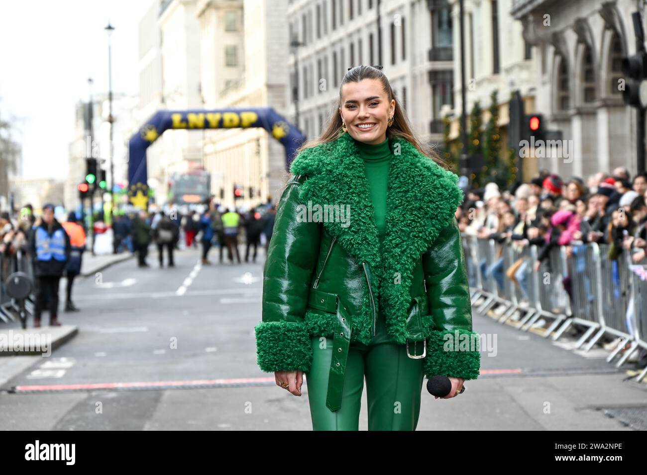 Londra, Regno Unito. 1 gennaio 2024. Rachael o'Connor - i Duran Duran si esibiscono alla parata annuale di Capodanno di Londra con centinaia di carri nel centro di londra, Regno Unito. Credito: Vedere li/Picture Capital/Alamy Live News Foto Stock