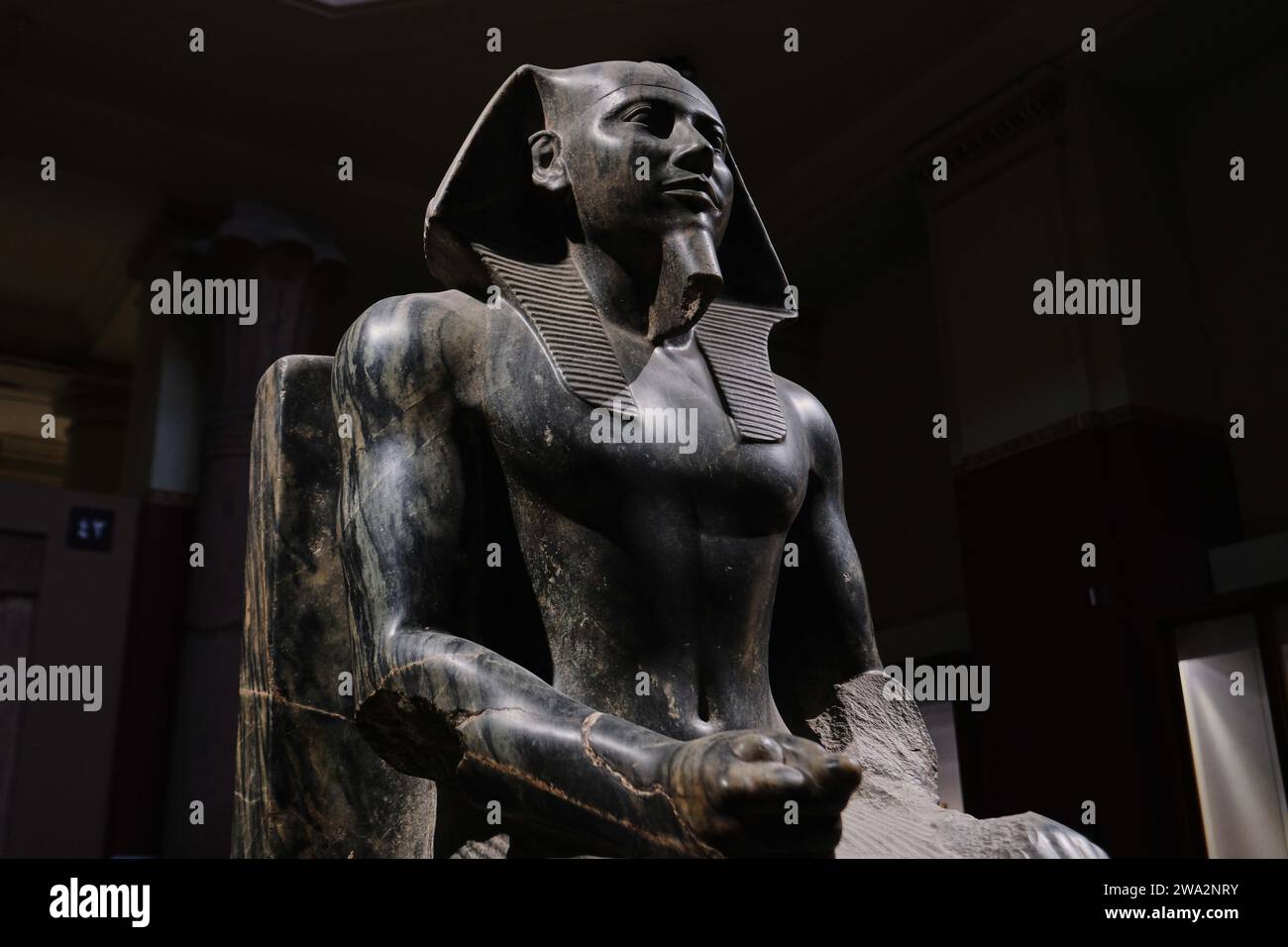 Cairo, Egitto - 2 gennaio 2024: Statua del faraone khafre in trono nel museo egizio del cairo, simbolo iconico dell'antica arte egiziana Foto Stock