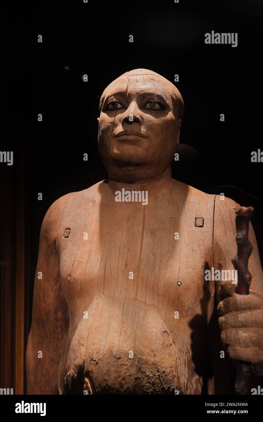 Cairo, Egitto - 2 gennaio 2024: Statua egiziana raffigurante Kaaper, il capo sacerdote di nome Sheikh El-Balad, presso il museo egizio Foto Stock