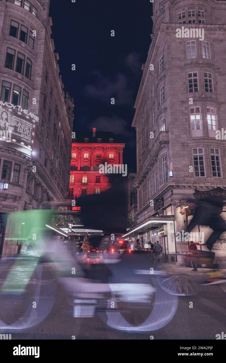 Il famoso hotel Savoy è illuminato a luci rosse durante il periodo natalizio a Londra, Inghilterra, Regno Unito Foto Stock