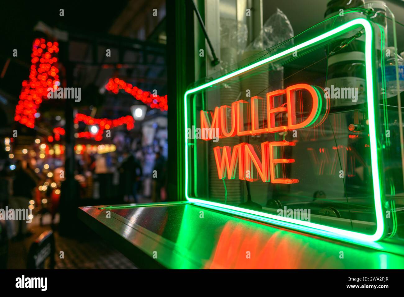 Un cartello con VIN brulé al neon in un mercato a Covent Garden Londra Regno Unito Foto Stock