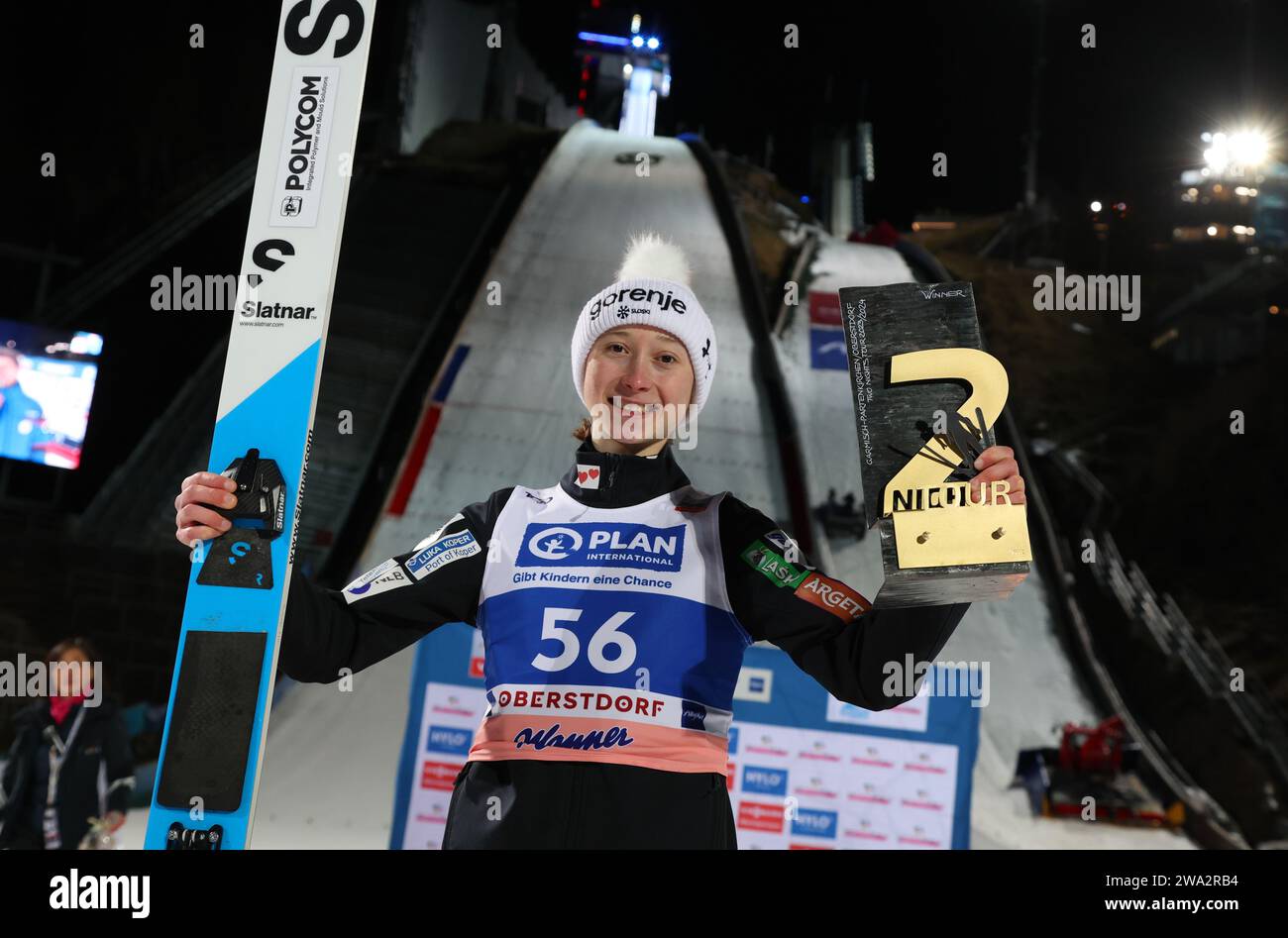 Oberstdorf, Germania. 1 gennaio 2024. Sci nordico/salto con gli sci: Coppa del mondo, grande collina, donne, qualifica. Nika Prevc, slovena, celebra la sua vittoria assoluta nel concorso "Two Night Tour". Credito: Karl-Josef Hildenbrand/dpa/Alamy Live News Foto Stock