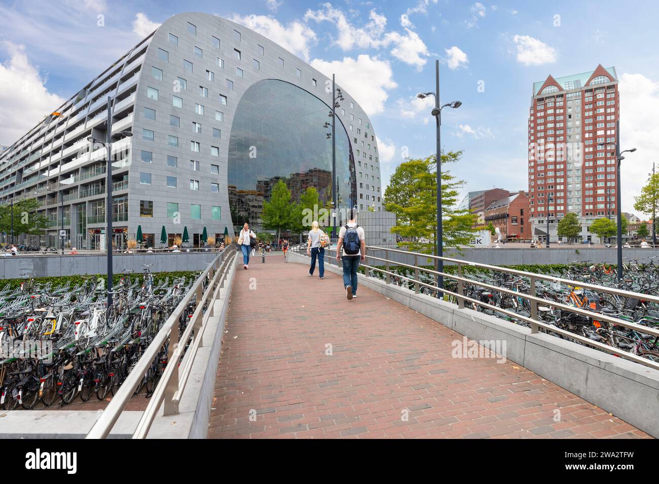 Moderno edificio residenziale e commerciale con mercato coperto nel centro di Rotterdam. Foto Stock