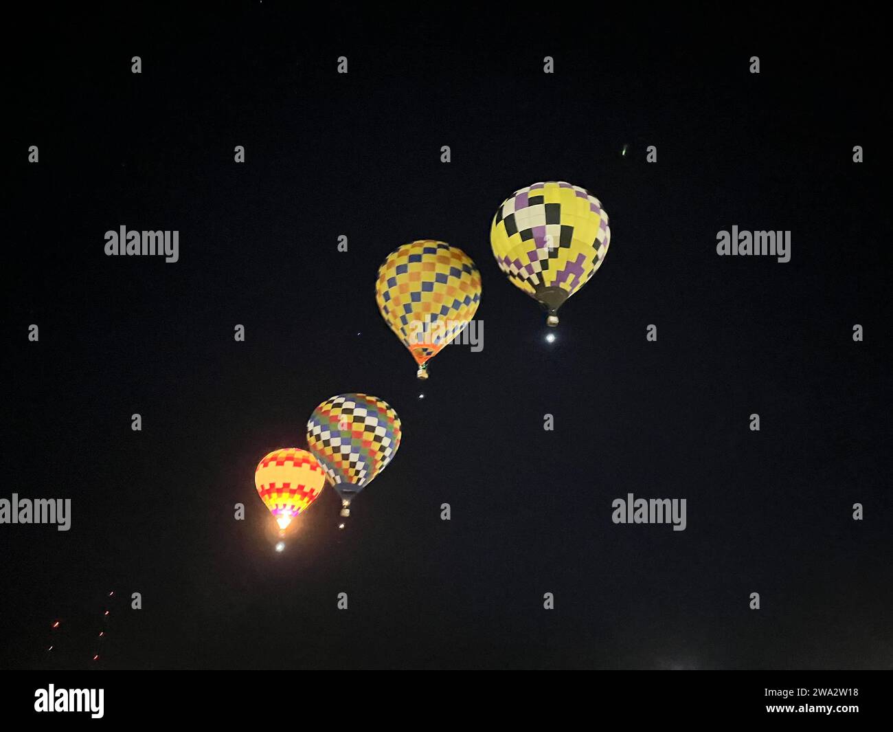 Bagliore notturno di palloncini alla Balloon Fiesta di Albuquerque, New Mexico nel 2023 Foto Stock