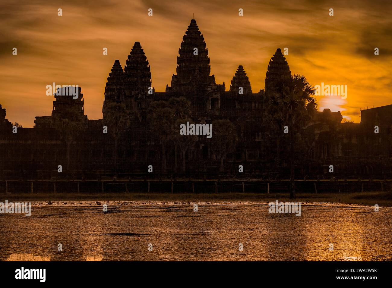 Alba sul tempio Khmer di Angkor Wat, Cambogia Foto Stock