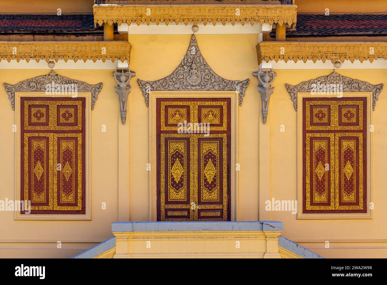 Porte e persiane ornate di Hor Samrith Vimean, il Palazzo di Bronzo, nel complesso del Palazzo reale, Phnom Penh, Cambogia Foto Stock