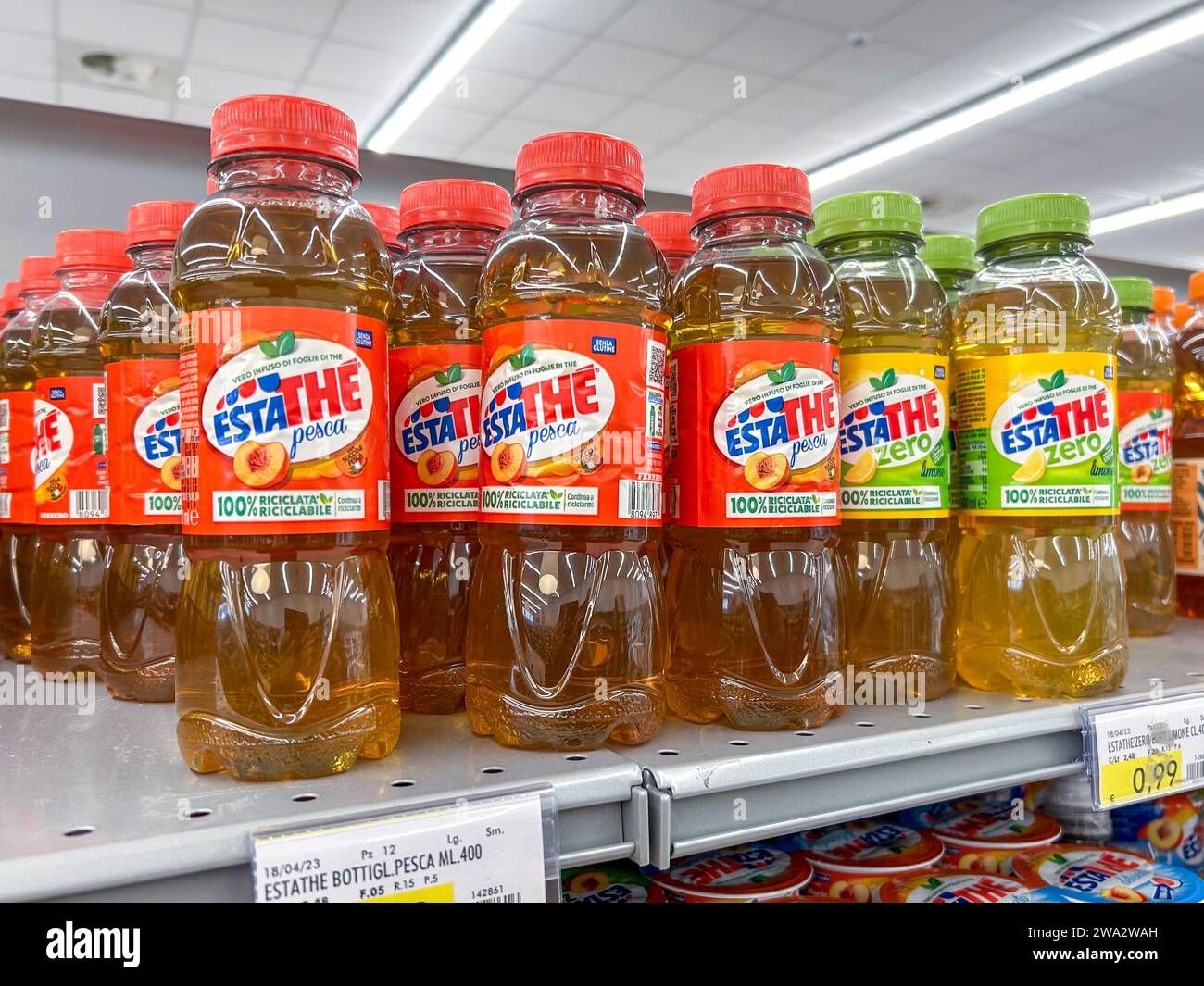 Italia - 28 dicembre 2023: Estathe Ferrero in bottiglie di plastica, tè senza pesche e zucchero, in vendita nel supermercato italiano Foto Stock