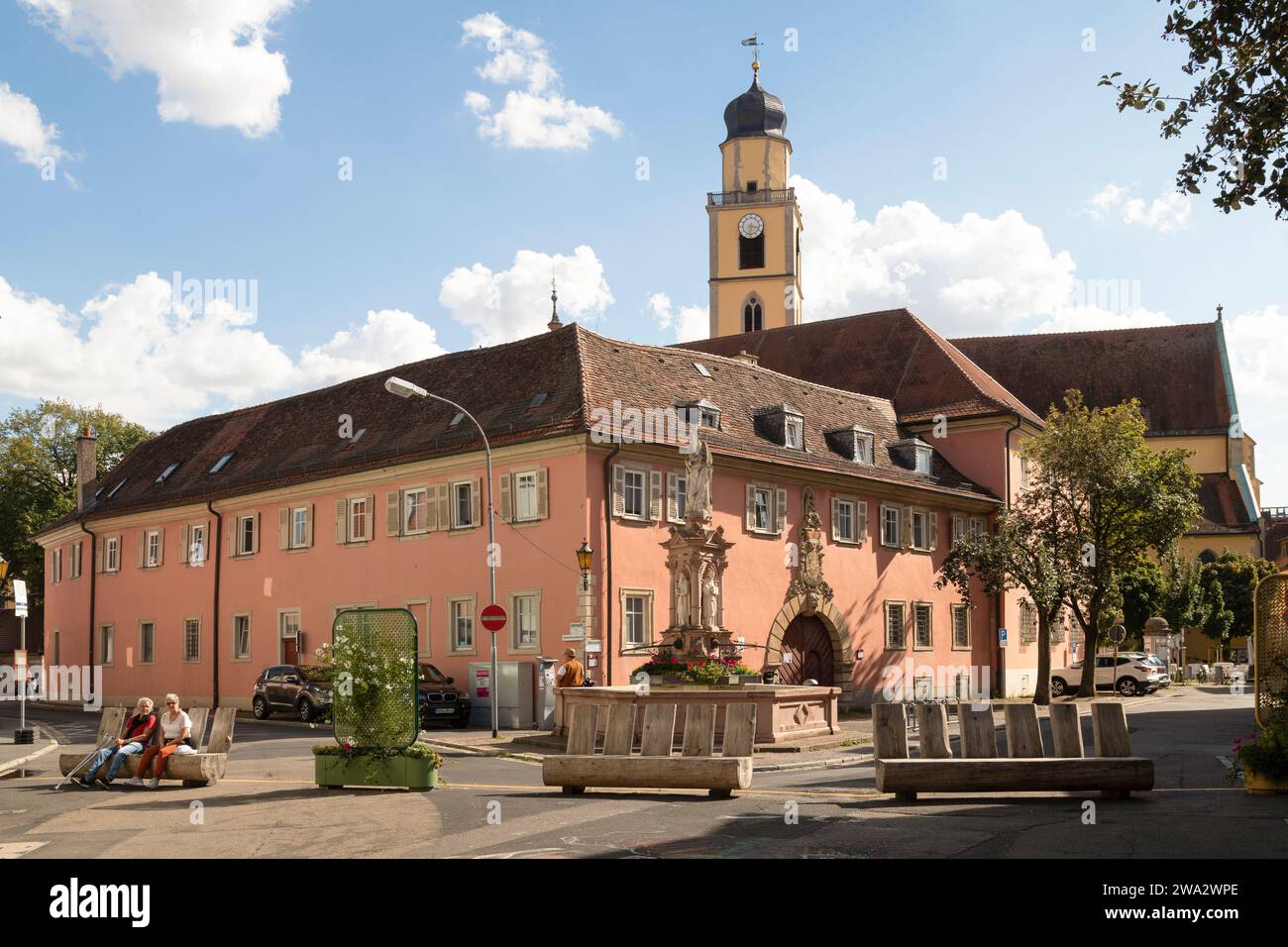 Centro della città di Bad Mergentheim con sullo sfondo la torre di San La cattedrale di Giovanni in Germania. Foto Stock