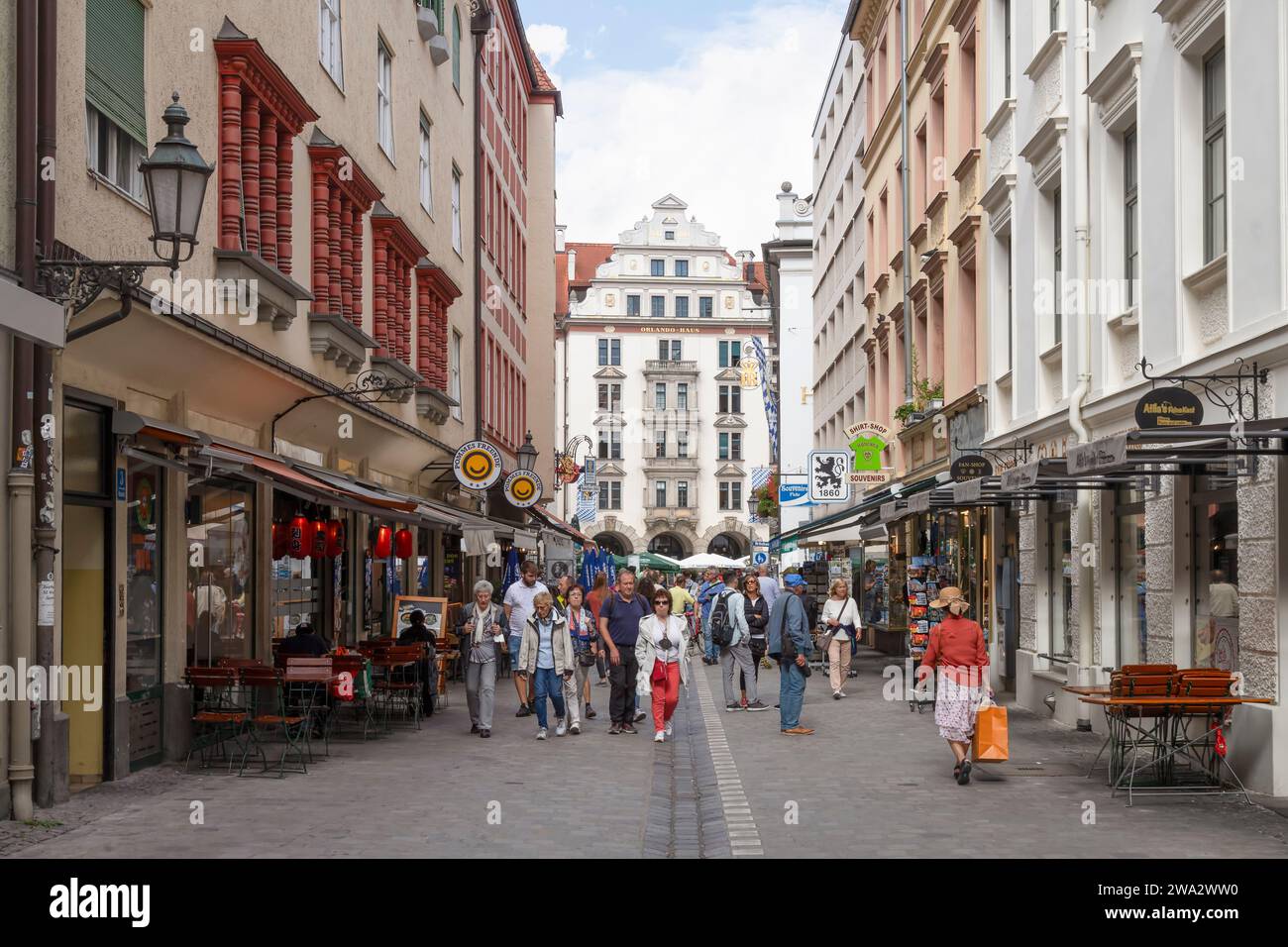 Via con l'Orlando-Haus sullo sfondo, una nota birreria e ristorante nel centro di Monaco in Germania. Foto Stock
