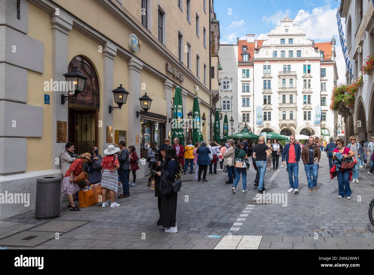 Strada accogliente e trafficata con l'Orlando-Haus sullo sfondo, una famosa birreria e ristorante nel centro di Monaco. Foto Stock
