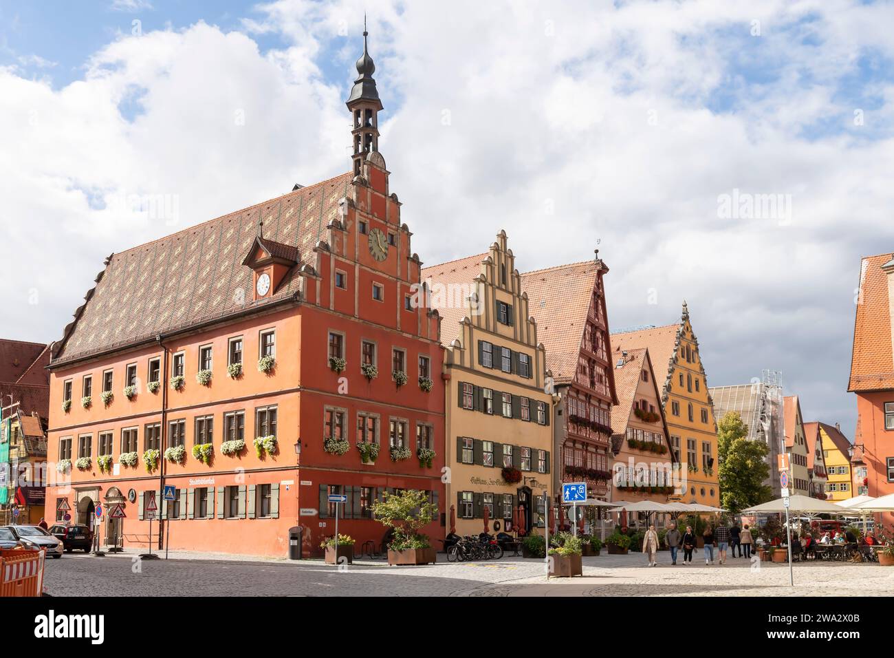 Biblioteca cittadina e altri edifici colorati nello storico quartiere di Dinkelsbühl in Germania. Foto Stock