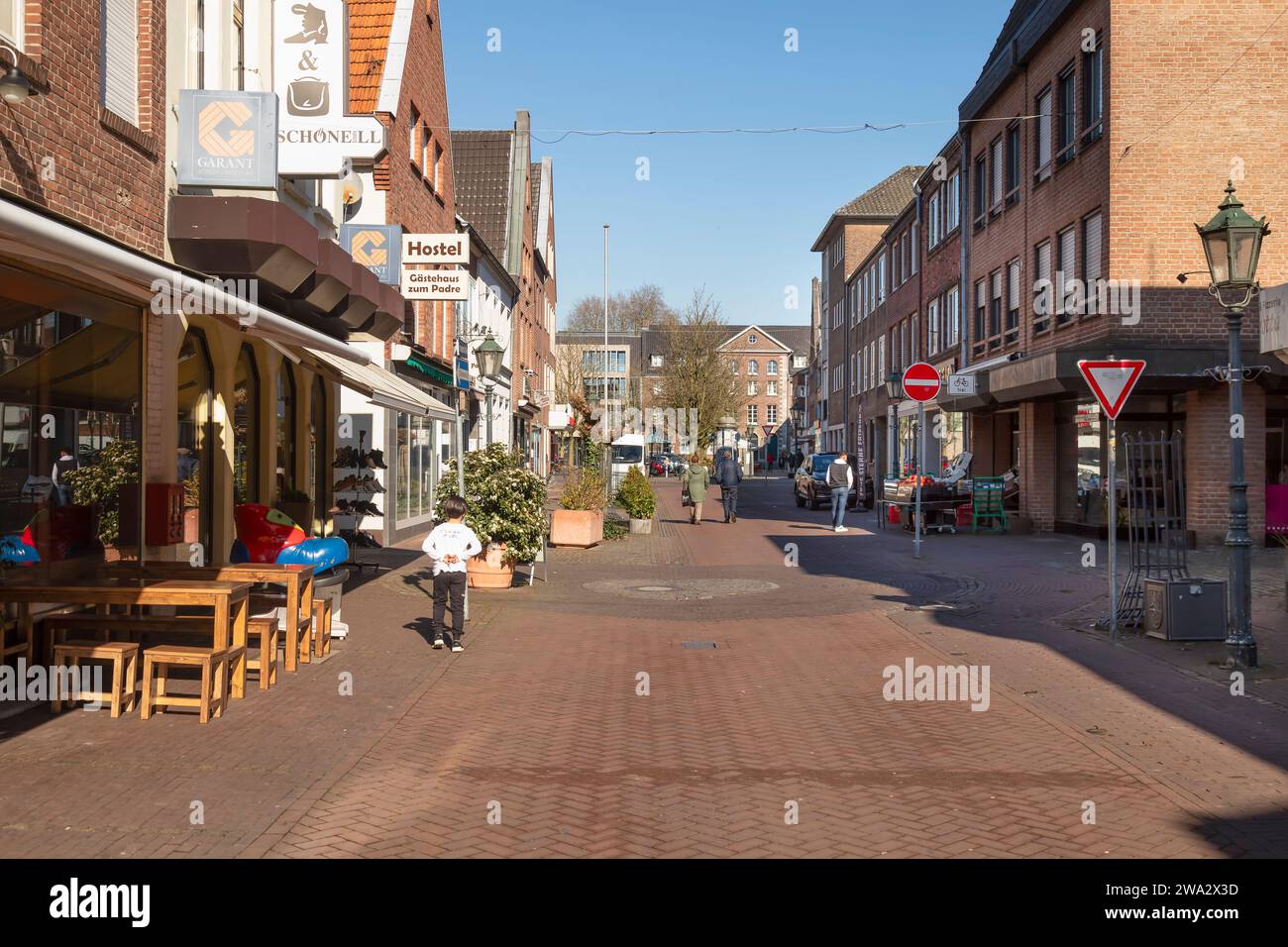 Via dello shopping nella città di Goch, nello stato tedesco della Renania settentrionale-Vestfalia. Foto Stock