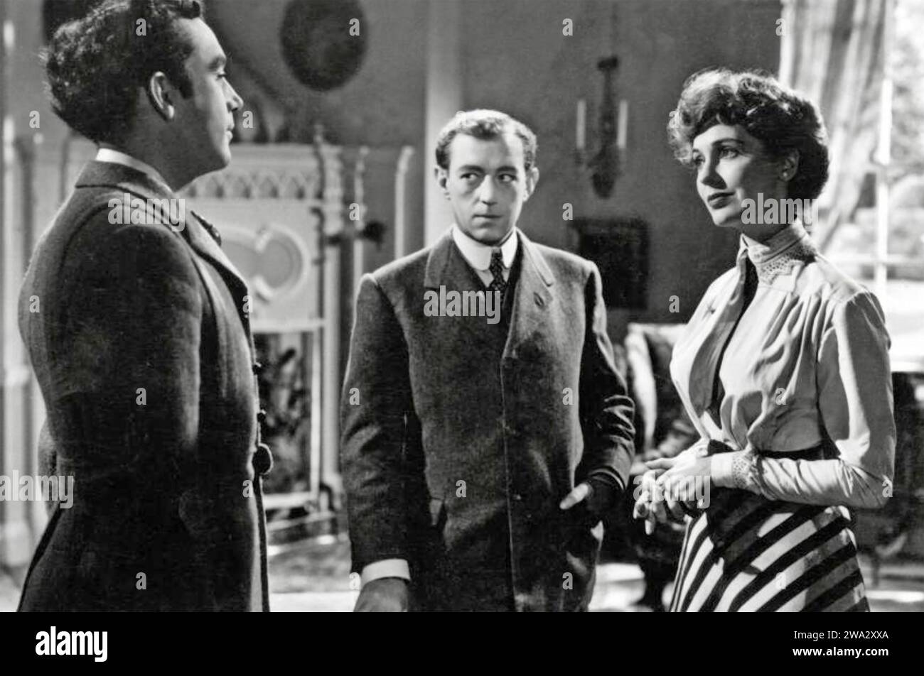 KIND HEARTS AND CORONETS 1949 GFD film con From Left: Dennis Price, Alec Guinness, Valerie Hobson Foto Stock