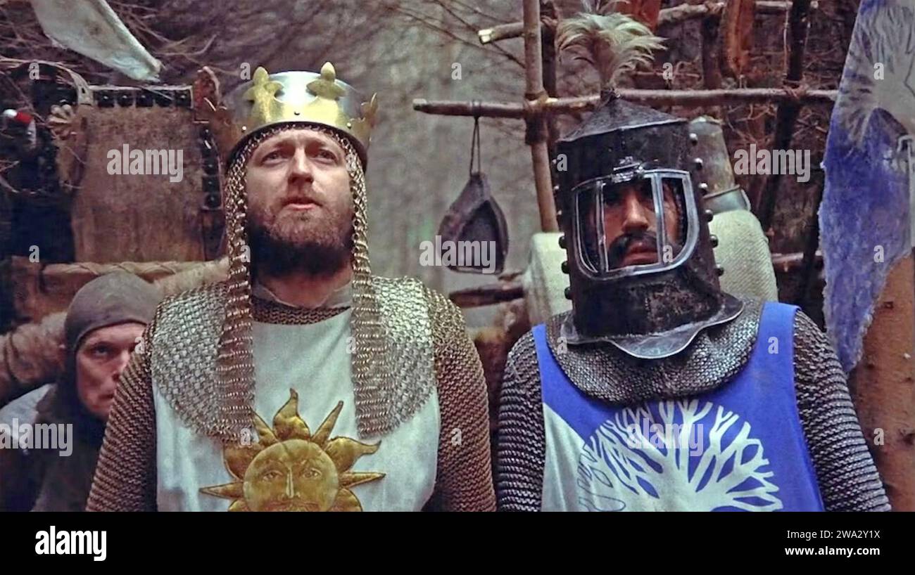 MONTY PYTHON AND THE HOLY GRAIL 1975 EMI Films Production con Graham Chapman a Left andn ed Eric Idle Foto Stock