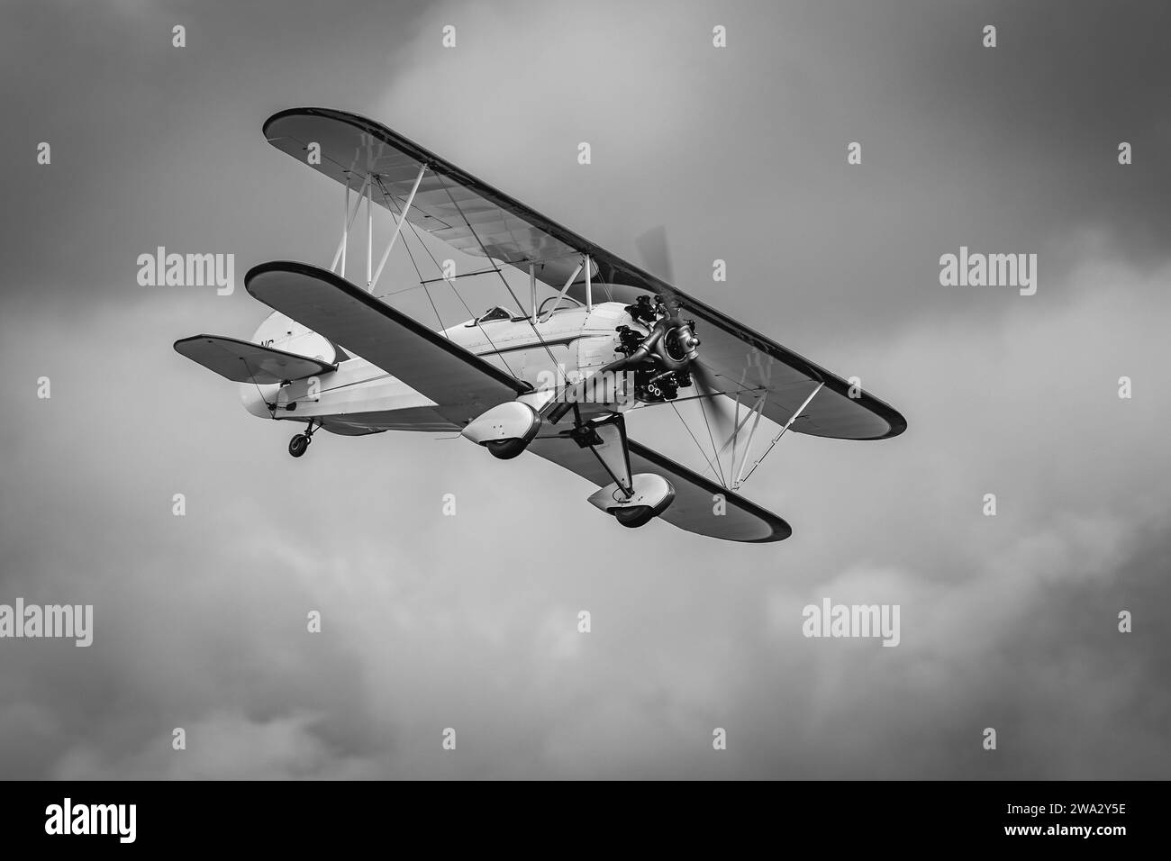 Travel Air 4000, in volo al Race Day Airshow tenutosi a Shuttleworth il 1° ottobre 2023. Foto Stock
