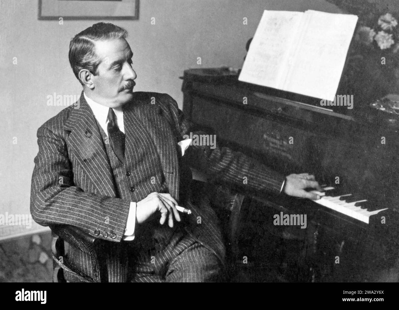 GIACOMO PUCCINI (1858-1924) compositore operistico italiano circa 1920 Foto Stock