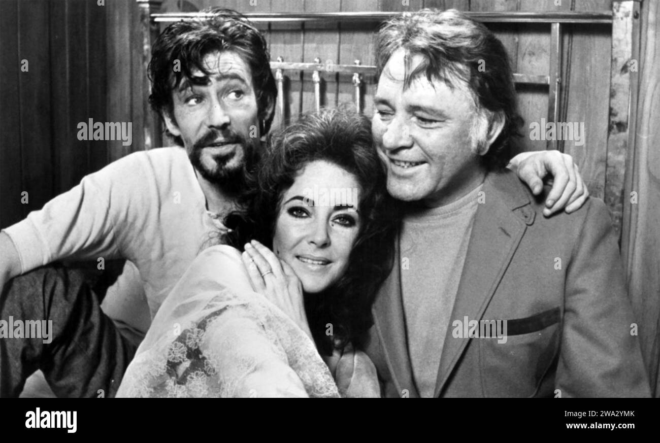 UNDER MILK WOOD 1972 Rank Film Distributors Production con From Left: Peter o'Toole, Elizabeth Taylor, Richard Burton Foto Stock
