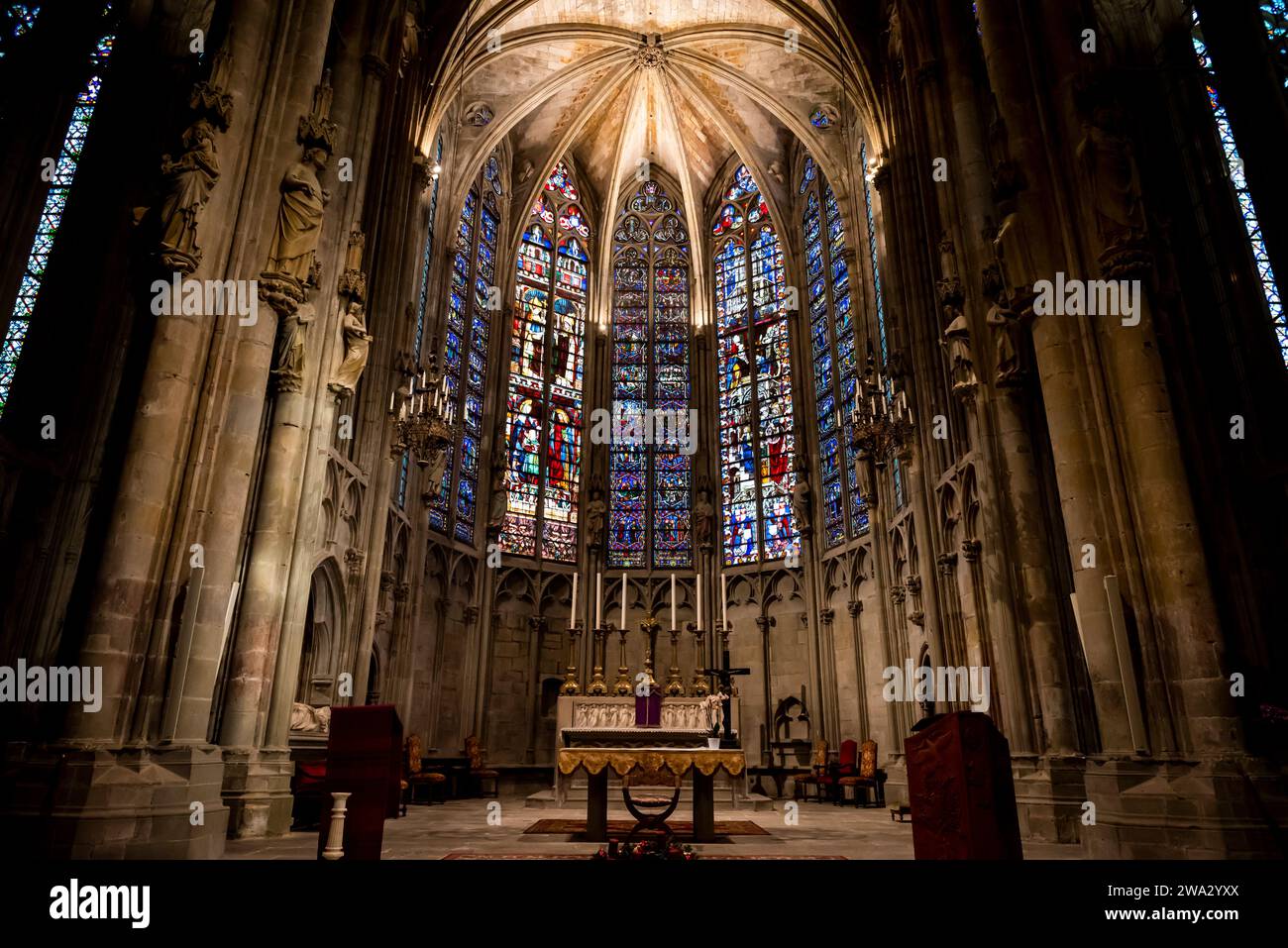 Basilica dei santi Nazario e Celso, chiesa cattolica romana situata nella cittadella di Carcassonne, costruita in stile architettonico gotico-romanico, Foto Stock