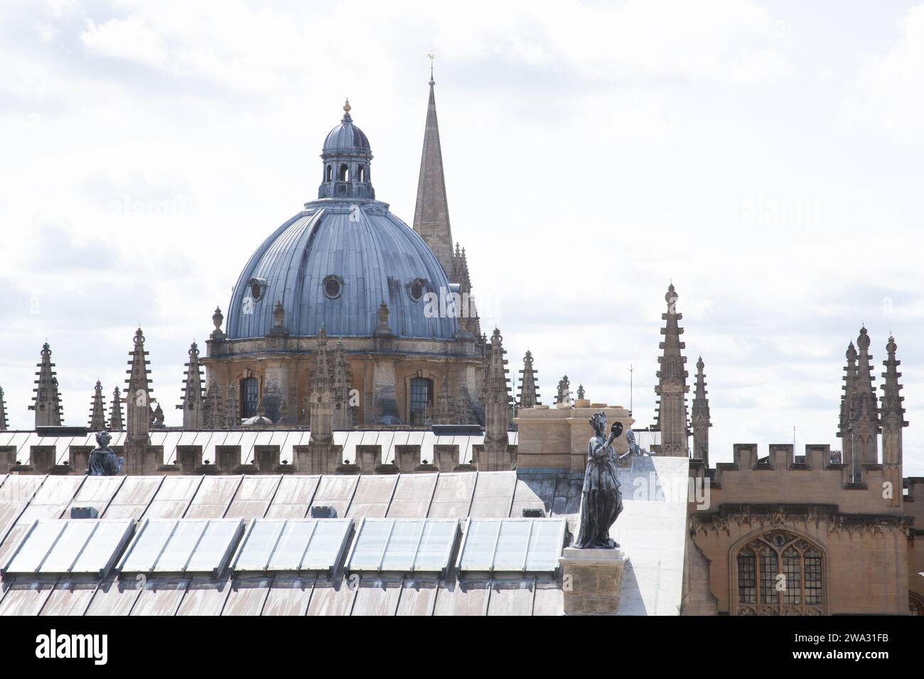 Tetti e guglie di Oxford, tra cui la Radcliffe camera nel Regno Unito Foto Stock