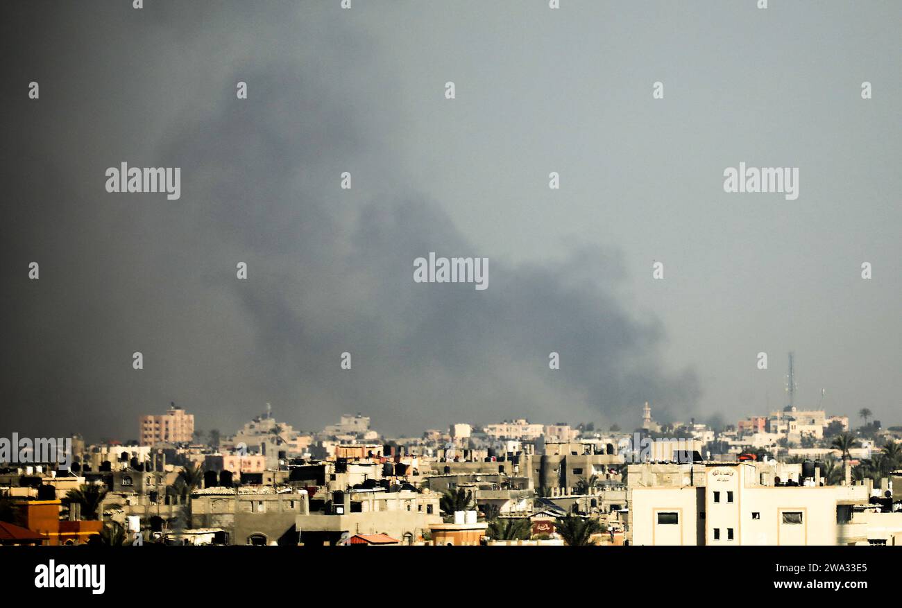 Khan Yunis, Gaza. 1 gennaio 2024. Il fumo affluisce sopra Khan Yunis nella striscia meridionale di Gaza durante il bombardamento israeliano, lunedì 1 gennaio 2024. L'esercito israeliano dice che sta ritirando cinque brigate dai combattimenti nella Striscia di Gaza, segnando una nuova fase della guerra contro Hamas, ma ammonito che i combattimenti continueranno probabilmente per diversi mesi. Foto di Ismael Mohamad/UPI credito: UPI/Alamy Live News Foto Stock