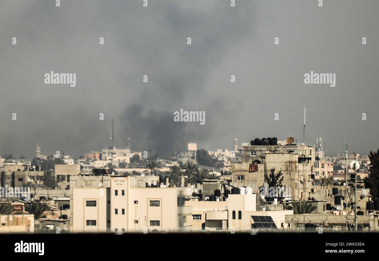 Khan Yunis, Gaza. 1 gennaio 2024. Il fumo affluisce sopra Khan Yunis nella striscia meridionale di Gaza durante il bombardamento israeliano, lunedì 1 gennaio 2024. L'esercito israeliano dice che sta ritirando cinque brigate dai combattimenti nella Striscia di Gaza, segnando una nuova fase della guerra contro Hamas, ma ammonito che i combattimenti continueranno probabilmente per diversi mesi. Foto di Ismael Mohamad/UPI credito: UPI/Alamy Live News Foto Stock