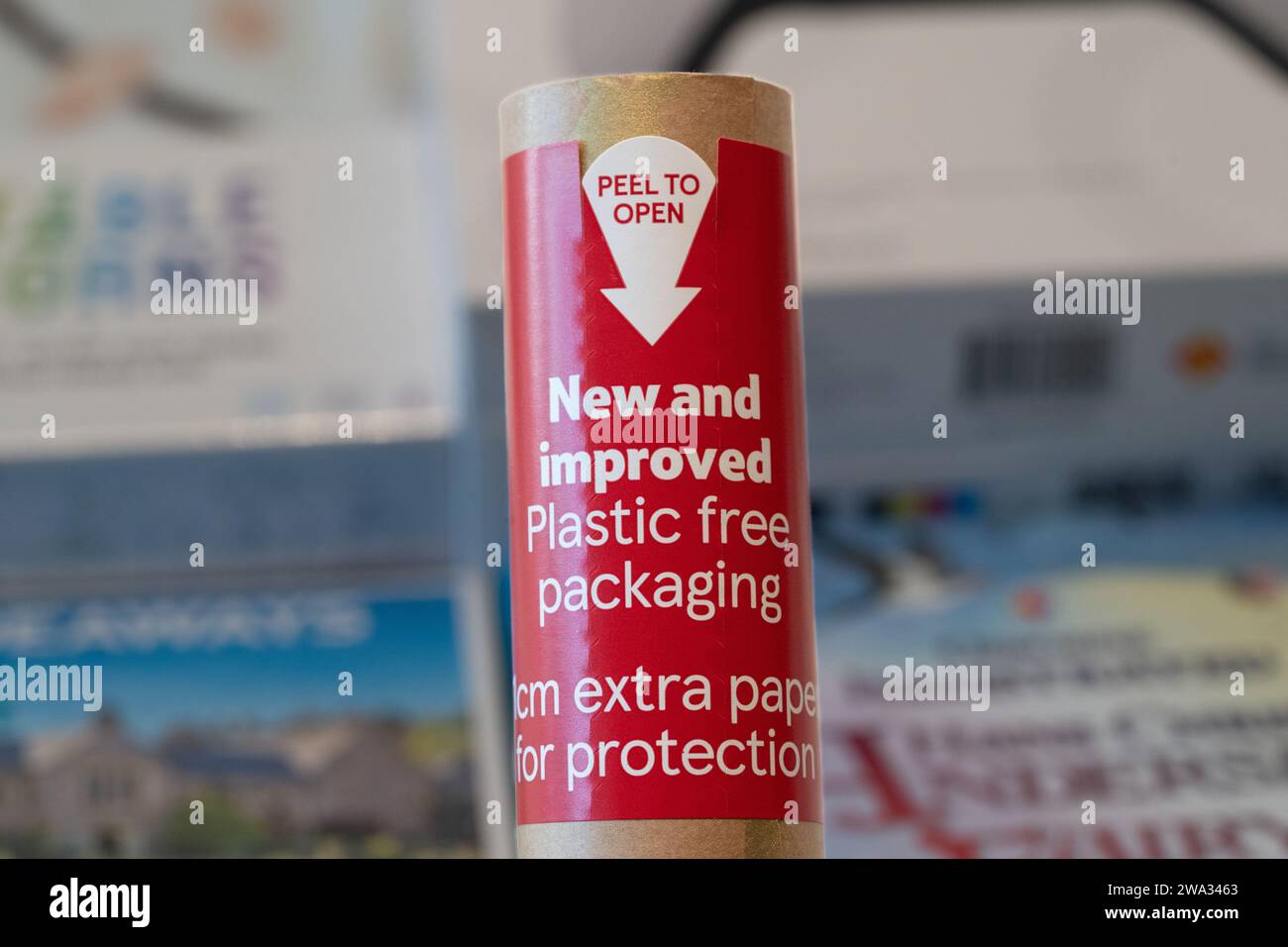 Confezione in plastica gratuita per un rotolo di carta da imballaggio natalizia Tesco, con dietro i regali di Natale. REGNO UNITO. Tema: Riduzione dei rifiuti, riduzione della plastica Foto Stock