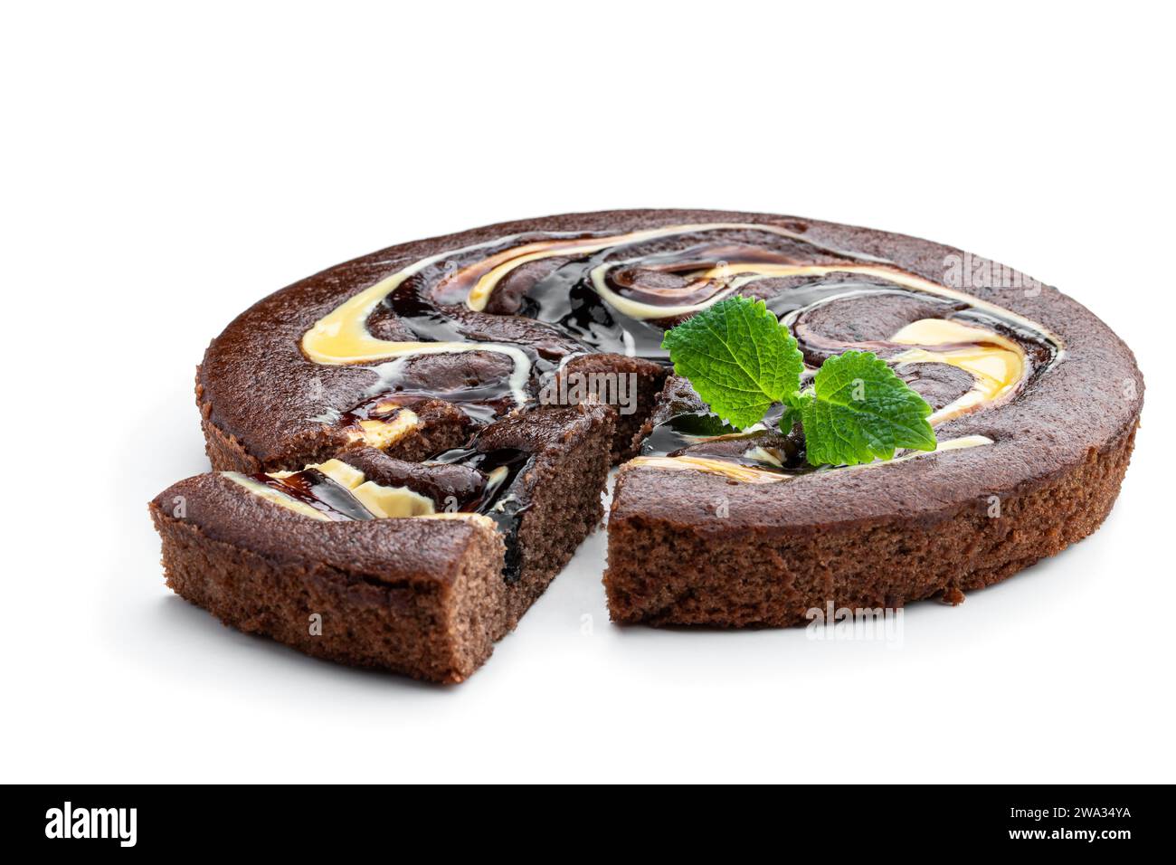 Crostata di cioccolato fondente decorata con ganache bianche e scure isolate su bianco Foto Stock
