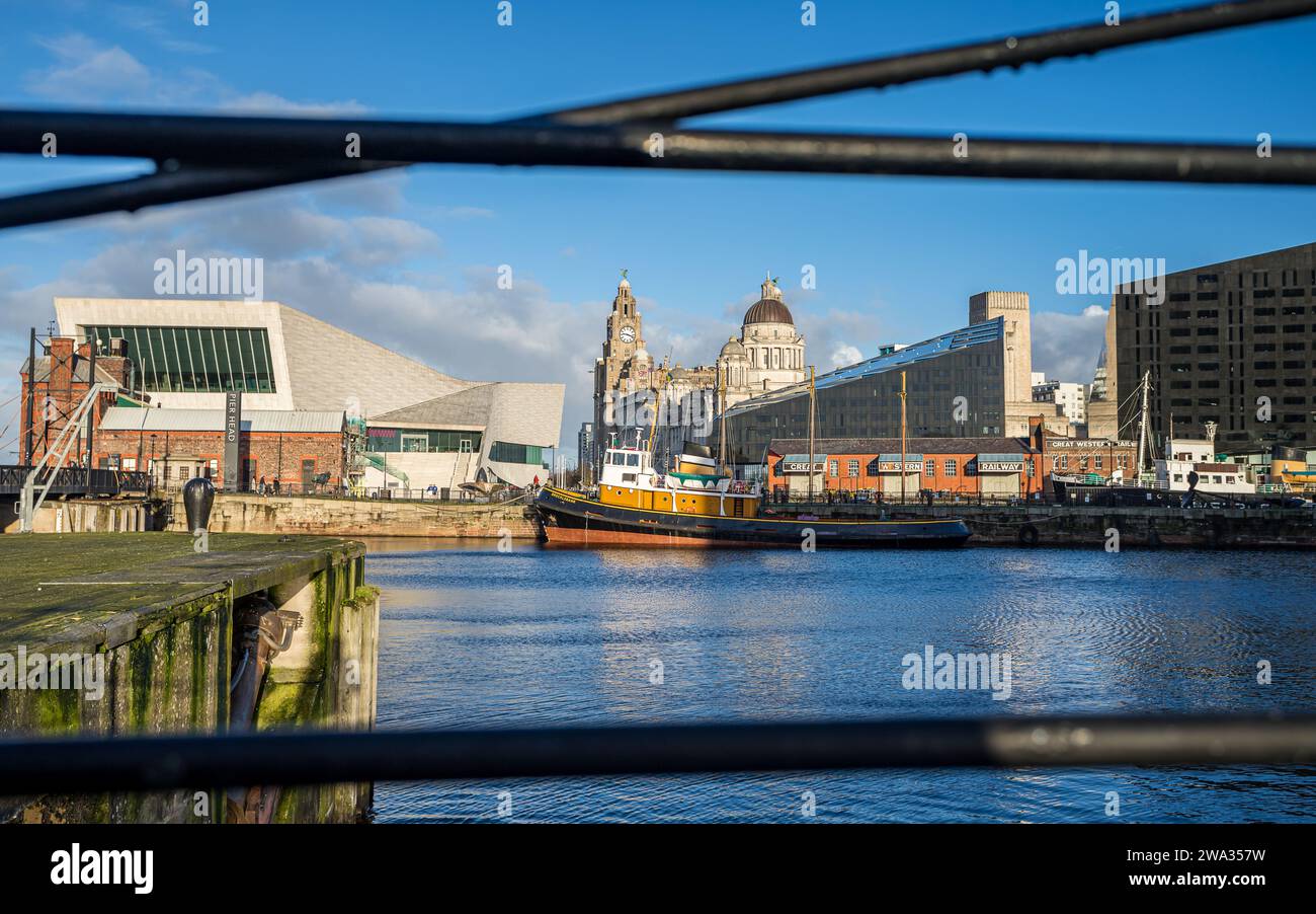 Il rimorchiatore Brocklebank raffigurato sul lungomare di Liverpool illuminato da un luminoso sole invernale il 1° gennaio 2024. Foto Stock