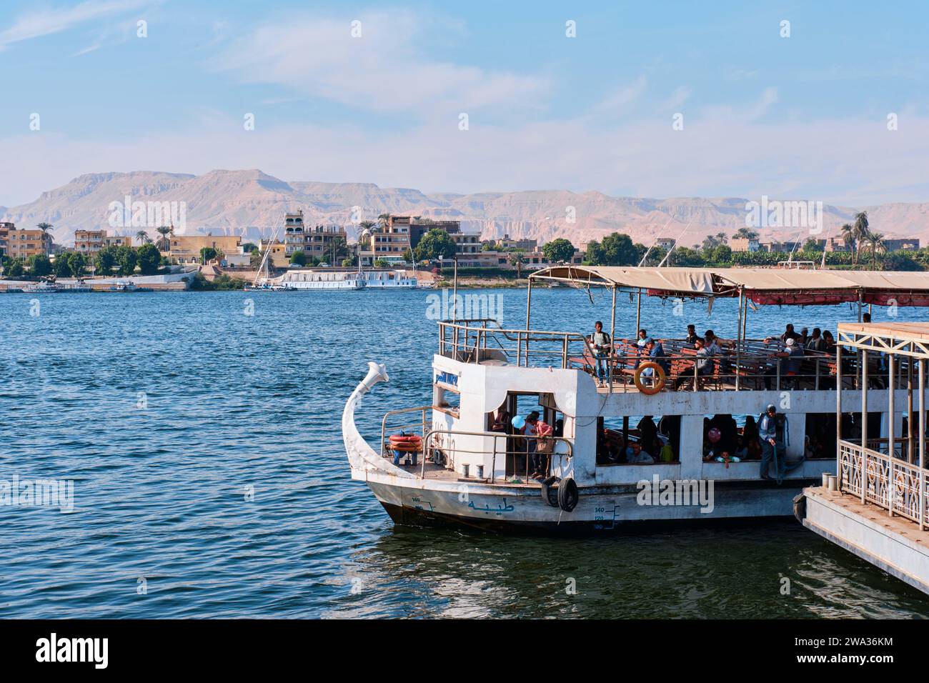 Luxor, Egitto - dicembre 26 2023: I tradizionali traghetti a motore ormeggiati su un molo lungo il fiume Nilo Foto Stock