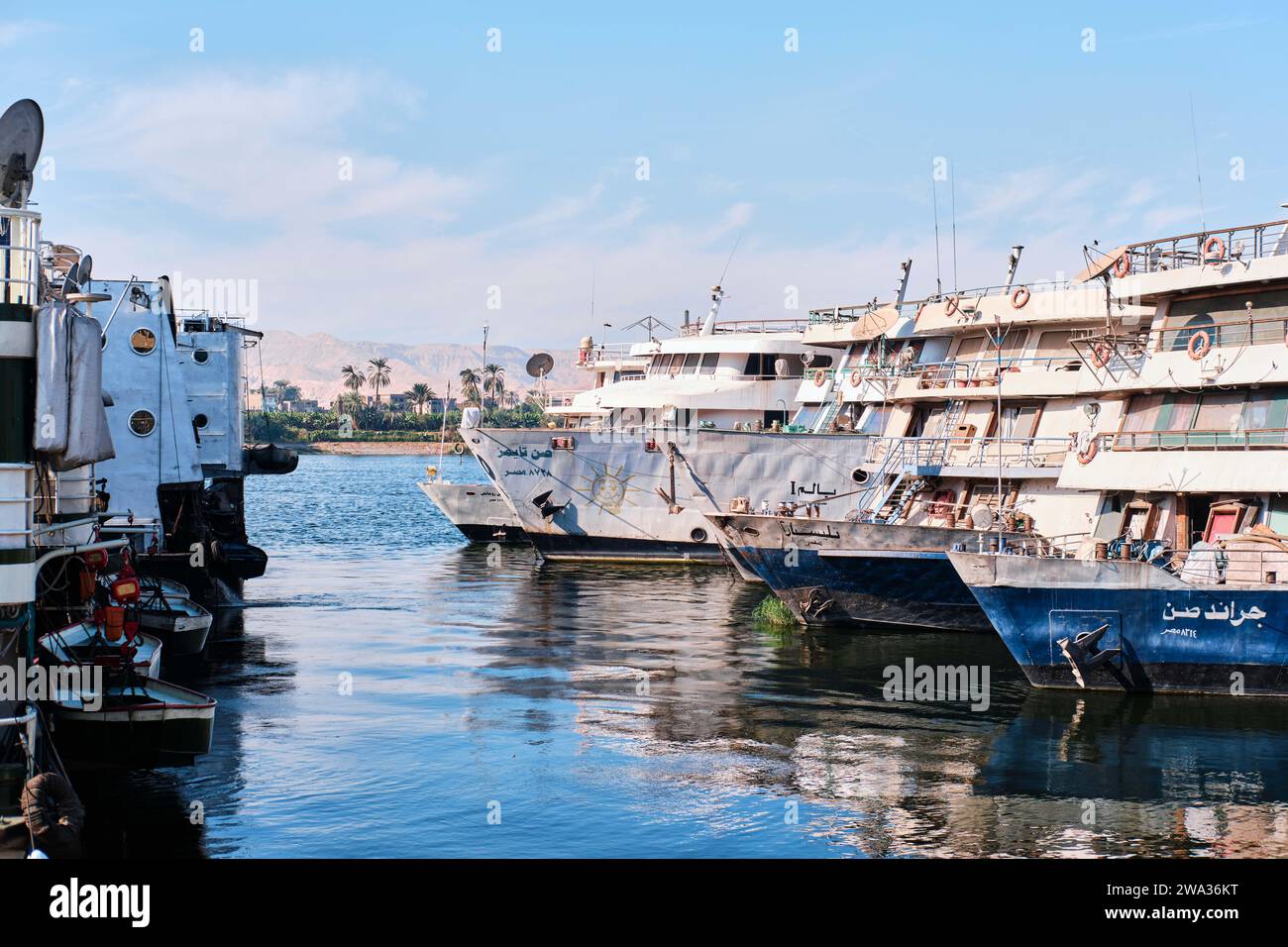 Luxor, Egitto - dicembre 26 2023: I tradizionali traghetti a motore ormeggiati su un molo lungo il fiume Nilo Foto Stock
