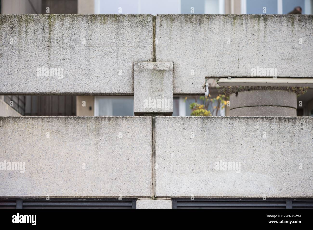 Recinzione in cemento in stile brutalista sulla South Bank, Londra vicino al Blackfriars Bridge Foto Stock
