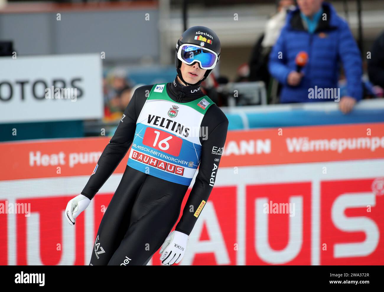 Garmisch Partenkirchen, Deutschland. 1 gennaio 2024. Garmisch-Partenkirchen, Deutschland 01.Januar 2024: 72.internationale Vierschanzentournee, Skispringen, Herren, Weltcup, Garmisch-Partenkirchen, Olympia Skistadion, 4hills, Olympiaschanze, Neujahrsspringen INSAM Alex (ITA) Kopf, Oberkörper, Stehend im Auslauf Credit: dpa/Alamy Live News Foto Stock