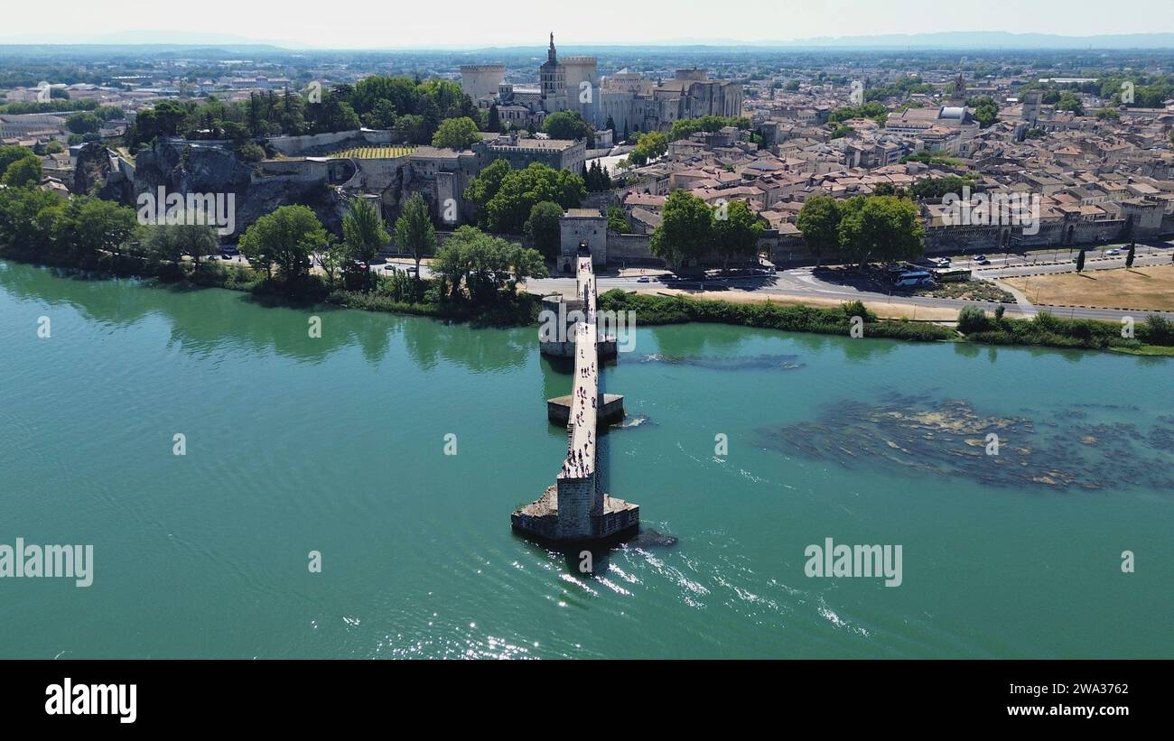 Vista aerea con drone della rovina del ponte medievale storico Pont Saint-Bénezet (Le Pont d'Avignon) sul fiume Rodano, Bd du Rhône, Avignone, Vaucluse, Francia. Foto Stock