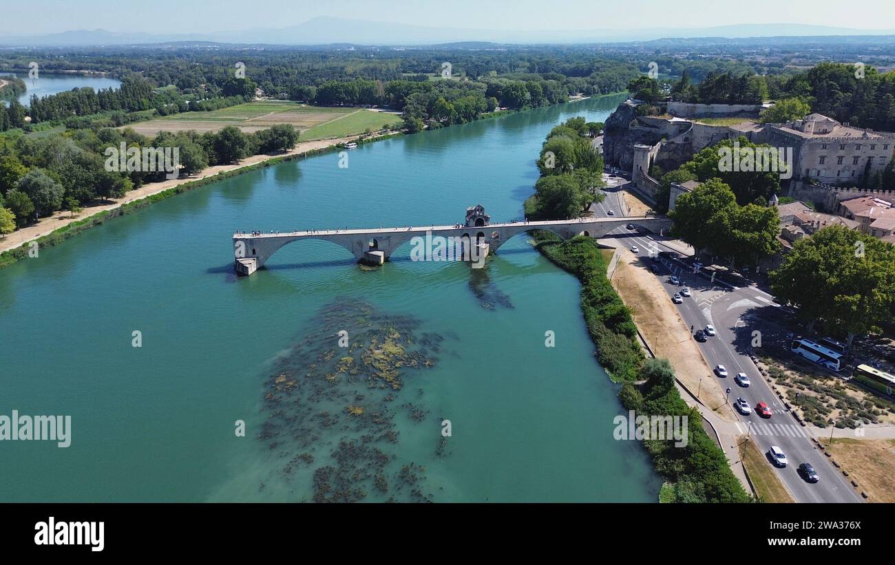 Vista aerea con drone della rovina del ponte medievale storico Pont Saint-Bénezet (Le Pont d'Avignon) sul fiume Rodano, Bd du Rhône, Avignone, Vaucluse, Francia. Foto Stock
