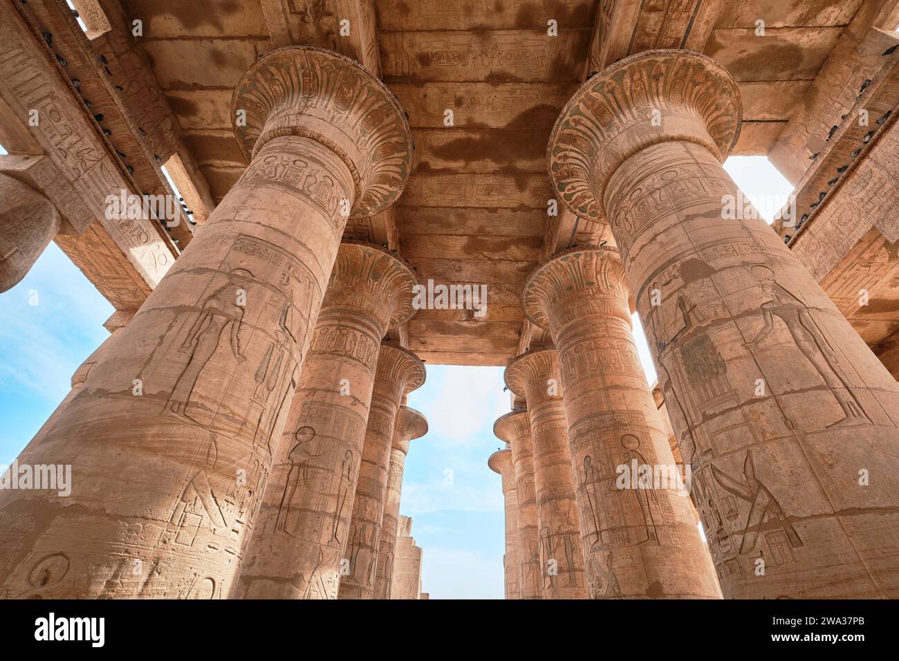 Luxor, Egitto - dicembre 2023: Il Ramesseum è il tempio commemorativo o tempio mortuario del faraone Ramses II Si trova nella necropoli di Tebe Foto Stock