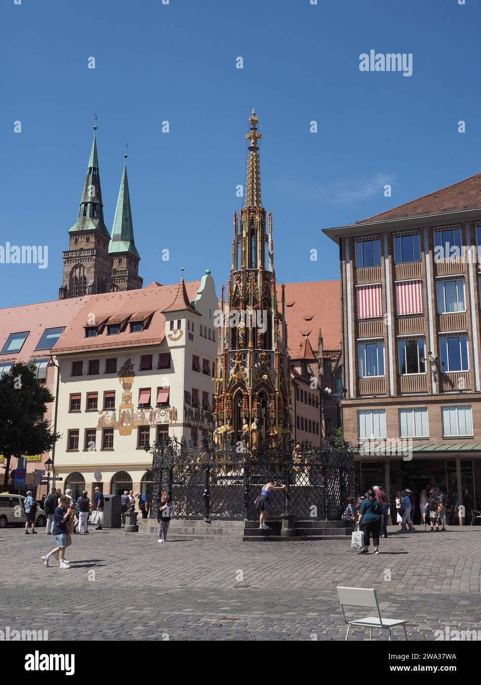 NORIMBERGA, GERMANIA - CIRCA GIUGNO 2022: Schoener Brunnen traduzione bella fontana, risalente al XIV secolo Foto Stock