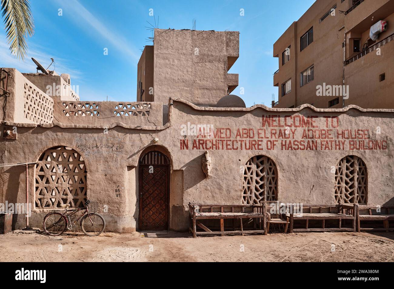 Luxor, Egitto - dicembre 26 2023: Nuovo edificio di mattoni di Hassan Fathy Village di Gourna sulla riva occidentale Foto Stock