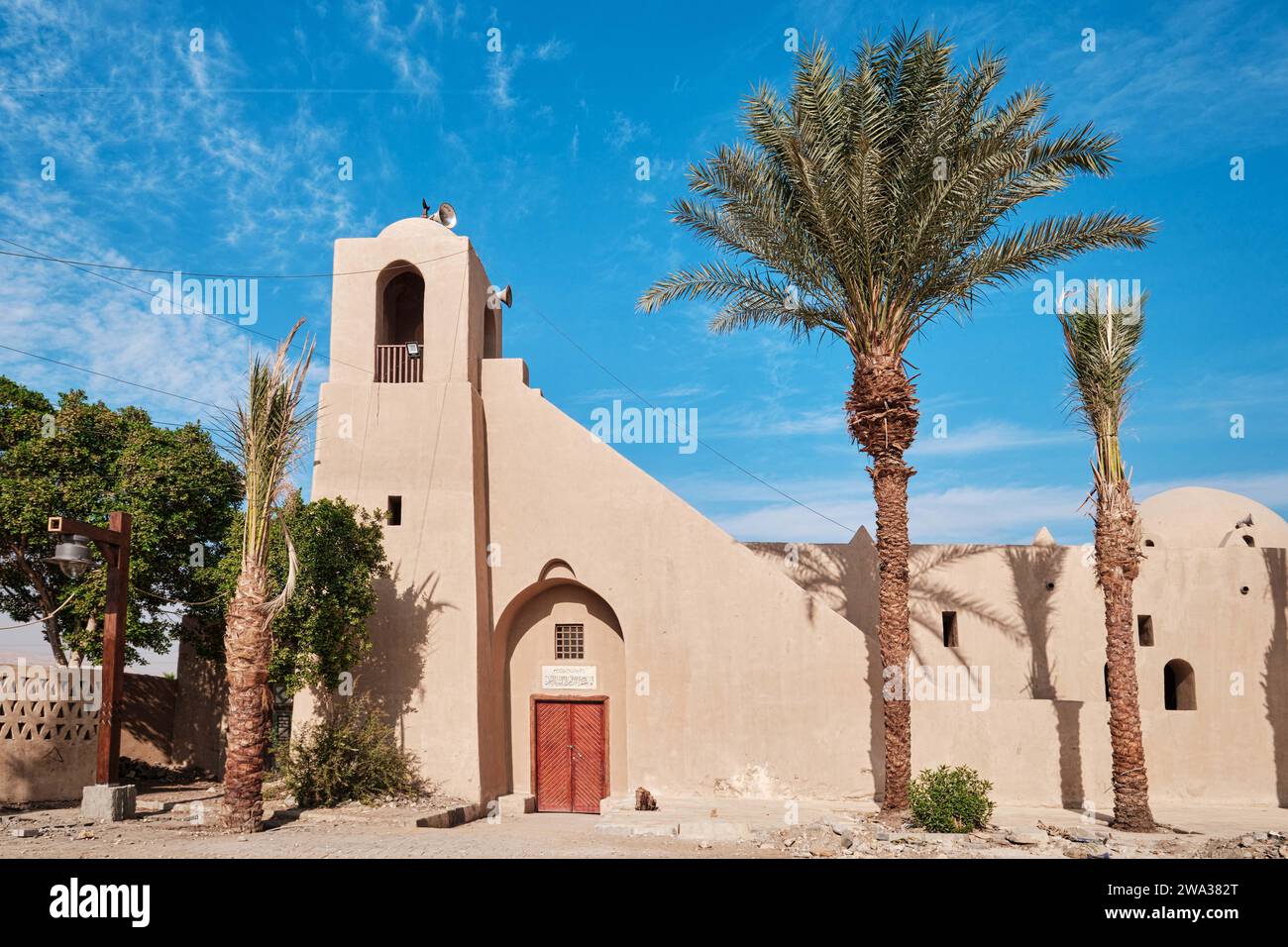 Luxor, Egitto - dicembre 26 2023: Nuova moschea del villaggio di Gourna progettata da Hassan Fathy Foto Stock