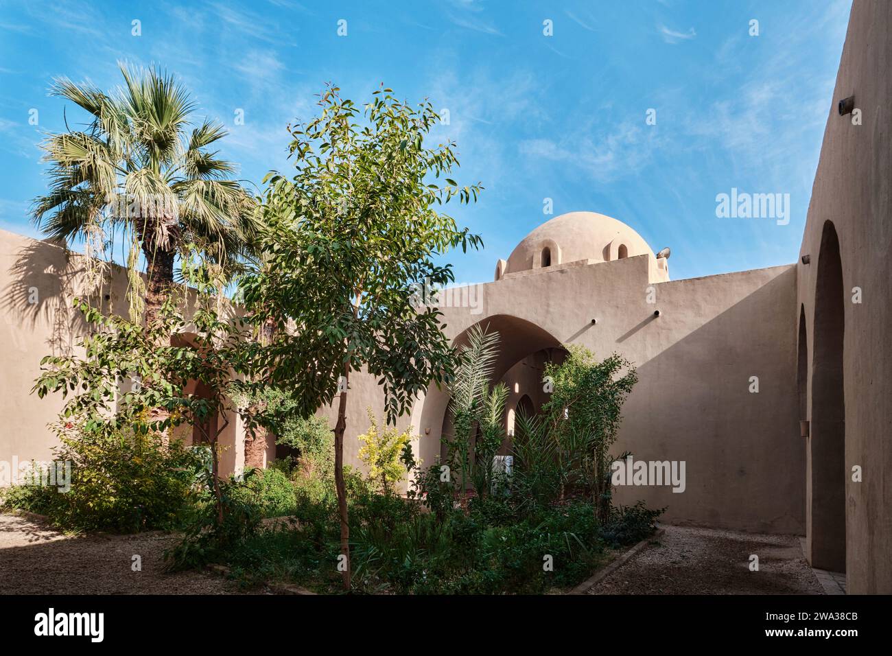 Luxor, Egitto - dicembre 26 2023: Nuova moschea del villaggio di Gourna progettata da Hassan Fathy Foto Stock