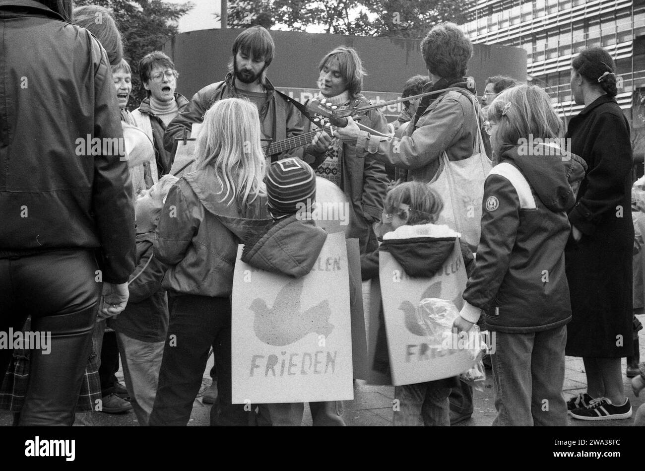 Friedensaktion während der Friedenswoche gegen den Nachrüstungsbeschluss und gegen die Stationierung von Pershing II und SS20, 19.10.1983, West-Berlin, Wilmersdorf, Fehrbelliner Platz *** azione di pace durante la settimana di pace contro la decisione di riarmo e contro lo stazionamento di Pershing II e SS20, 19 10 1983, West Berlin, Wilmersdorf, Fehrbelliner Platz Foto Stock