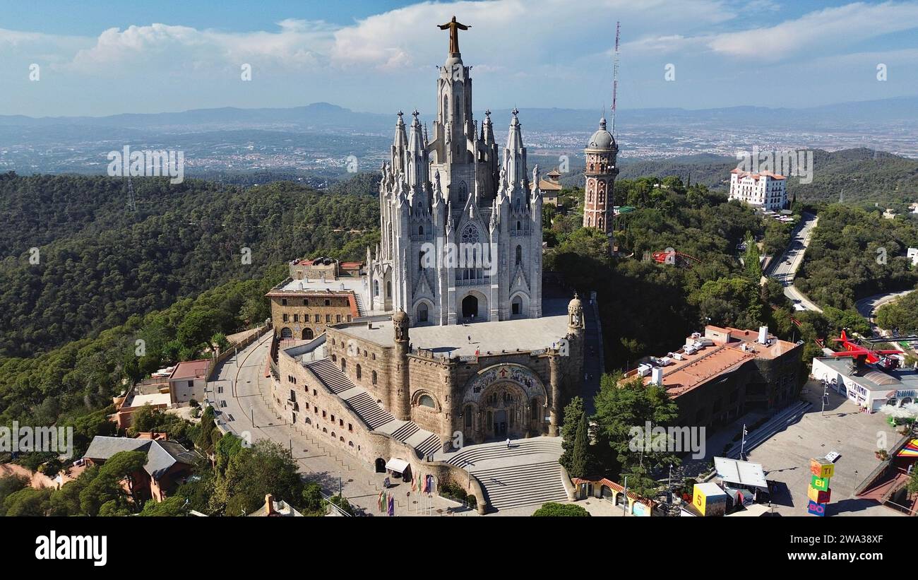 Vista aerea con drone della chiesa Temple Expiatori del Sagrat Cor in cima al Monte Tibidabo che si affaccia su Barcellona, Sarrià-Sant Gervasi, Spagna. Foto Stock